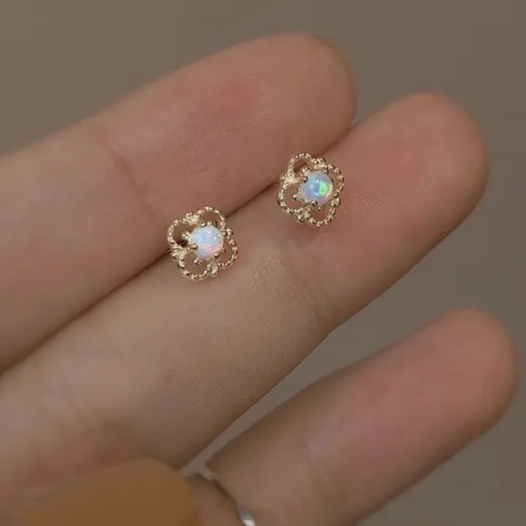 Opal Small Stud Flower Earrings NEW - Picture 3 of 5